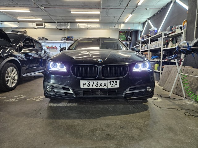 BMW F10 замена линз на Aozoom Viper Rays, ангельских глаз, покраска масок фар, шлифовка и броня