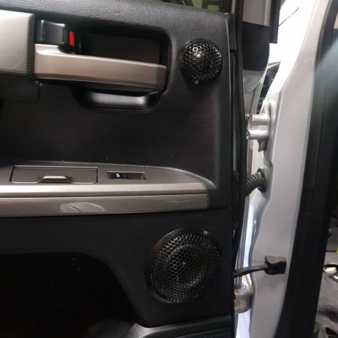 Toyota Land Cruiser 200 установка аудио системы