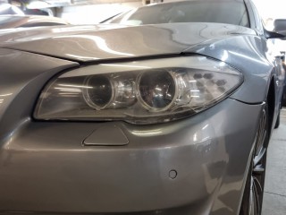 BMW 5 F10 замена стекла и ремонт маски фары (0)
