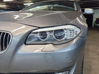 BMW 5 F10 замена стекла и ремонт маски фары (7)