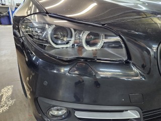 BMW F10 замена линз на Aozoom Viper Rays, ангельских глаз, покраска масок фар, шлифовка и броня (6)
