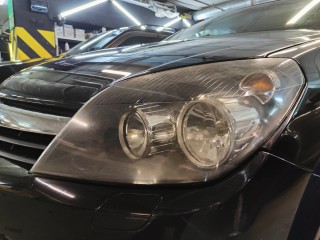Opel Astra установка светодиодных линз Aozoom A6+,  глубокая полировка и бронирование фар (1)