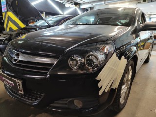 Opel Astra установка светодиодных линз Aozoom A6+,  глубокая полировка и бронирование фар (3)