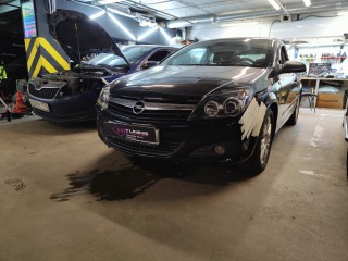 Opel Astra установка светодиодных линз Aozoom A6+,  глубокая полировка и бронирование фар (5)