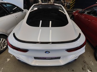 BMW 8 установка антикрыла на крышку багажника (6)