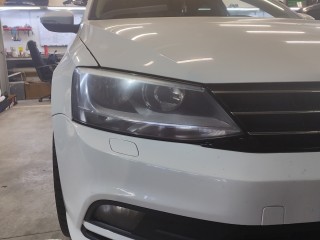 Volkswagen Jetta установка Bi-led линз Viper Zoom Z6+, светодиодные лампы габарит и ДХО, броня фар (1)