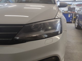 Volkswagen Jetta установка Bi-led линз Viper Zoom Z6+, светодиодные лампы габарит и ДХО, броня фар (2)