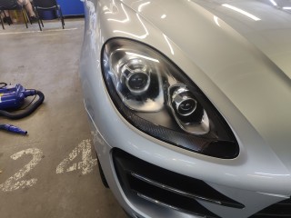 Porsche Macan замена линз на Viper TRX Laser, покраска масок и бронирование фар, полировка кузова (0)
