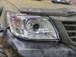 Toyota Hilux установка BiLed Aozoom K3, светодиодной балки на крышу, замена стёкол, броня (5)