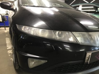 Honda Civic 5D установка Aozoom A13 и покраска масок фар (1)