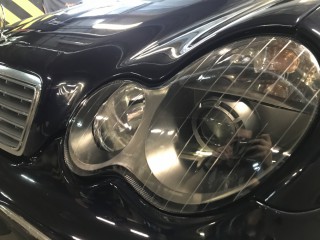 Mersedes-Benz W203 замена линз на Aozoom A4+, покраска масок фар, шлифовка фар и бронирование (8)