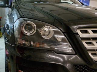 Mercedes ML-W164 установка би-линз и покраска масок фар (6)