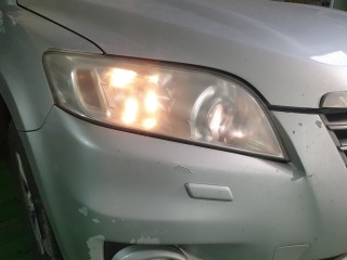 Toyota RAV4 установка светодиодных линз Aozoom (2)